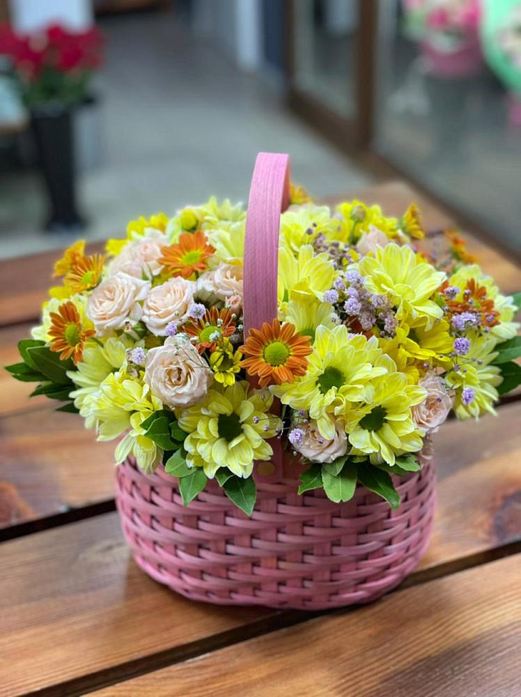 Цветочная композиция из Хризантемы и Розы в корзине в Самашки