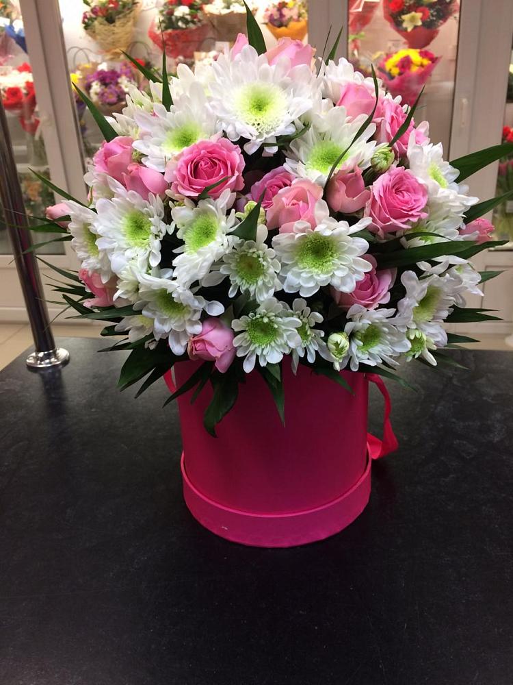 Цветочная композиция из Розы и Хризантемы в шляпной коробке в Самашки