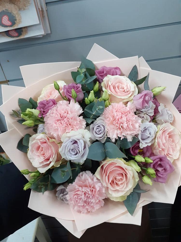 Букет цветов из: Розы, Гвоздики и Лизиантусы в Самашки